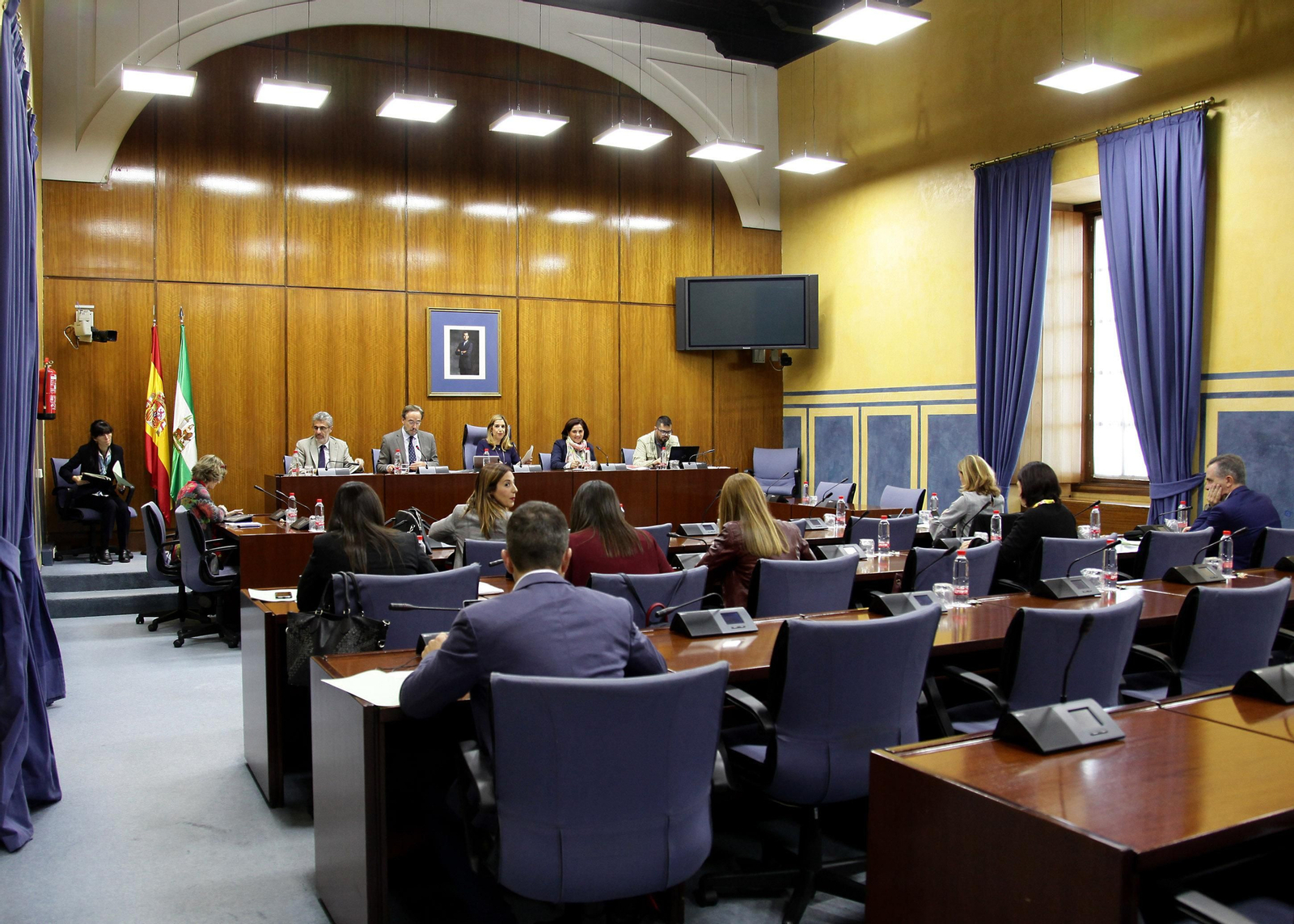 Un instante de la comisión de Fomento y Vivienda celebrada ayer en el Parlamento.