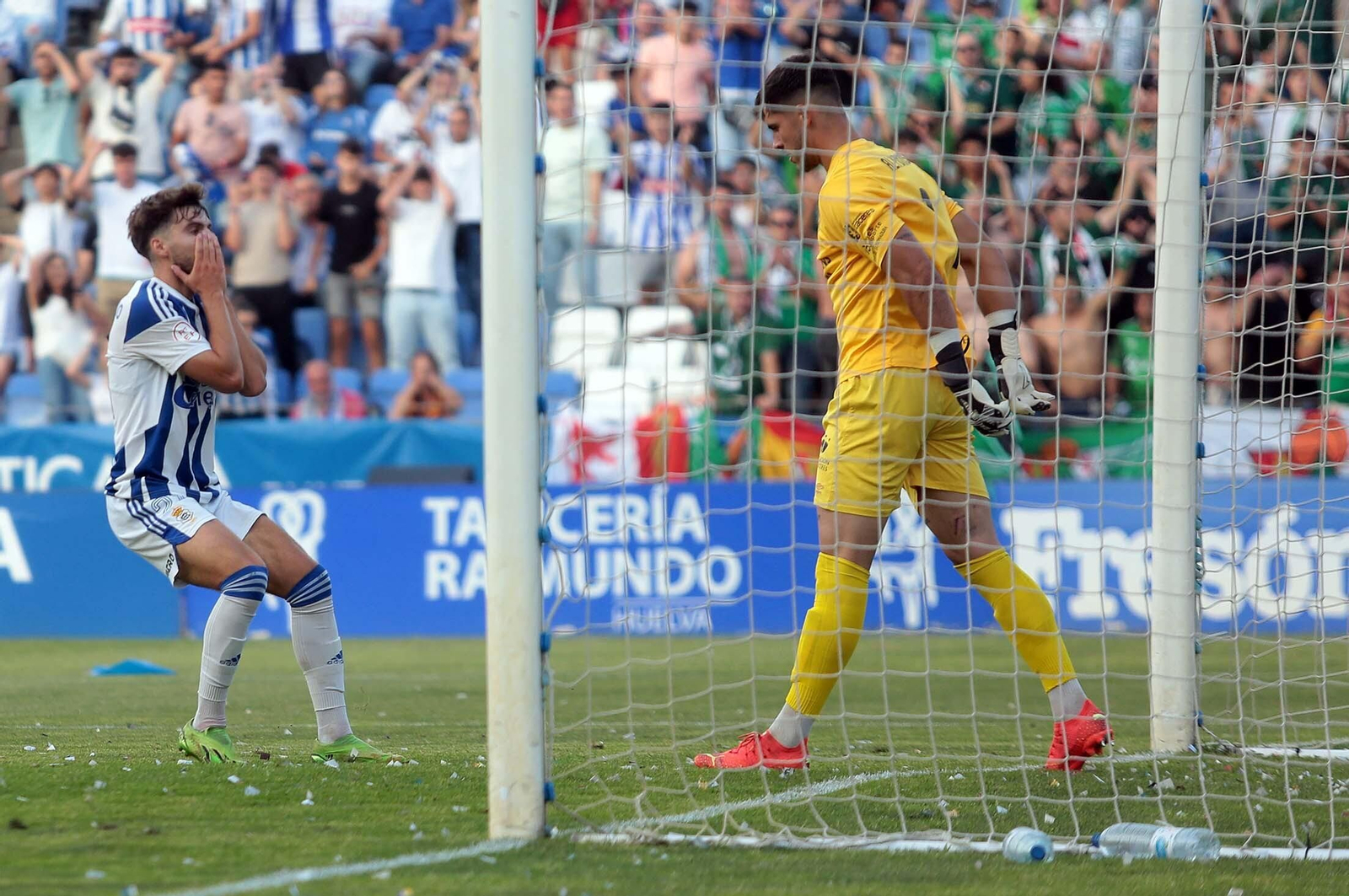Imágenes del ascenso del Recreativo de Huelva contra el Cacereño
