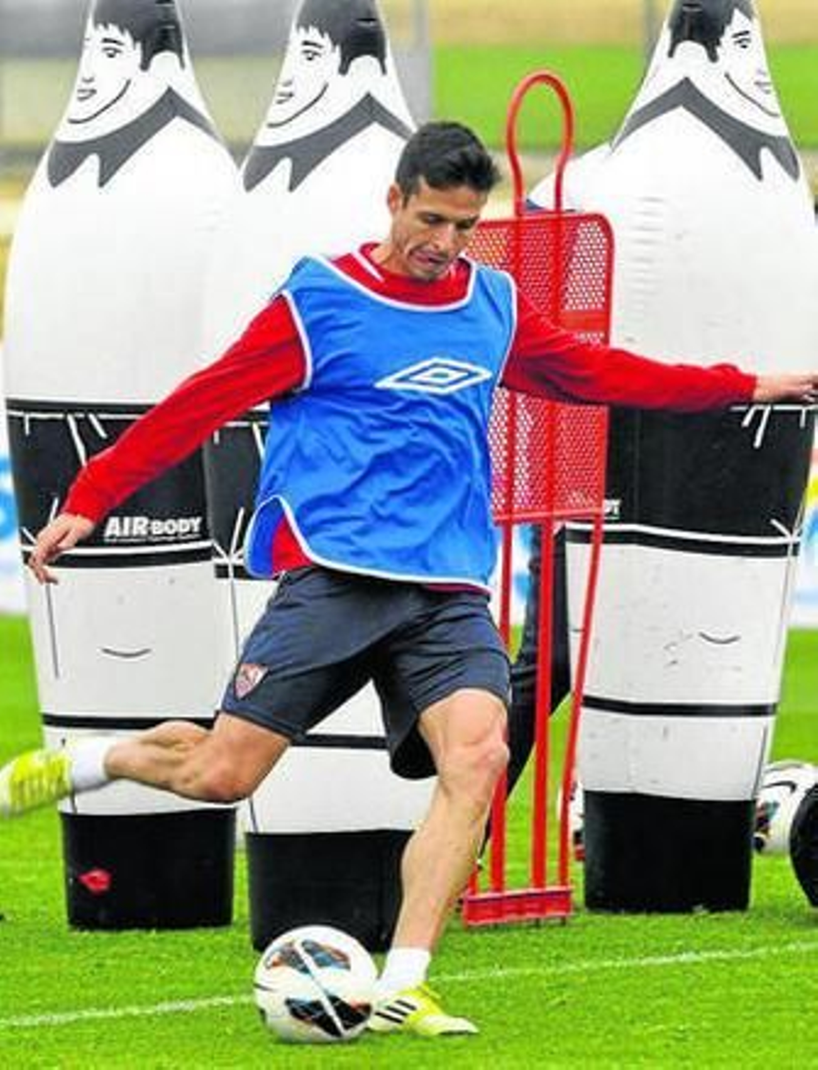 Manu del Moral realiza un disparo durante un entrenamiento.