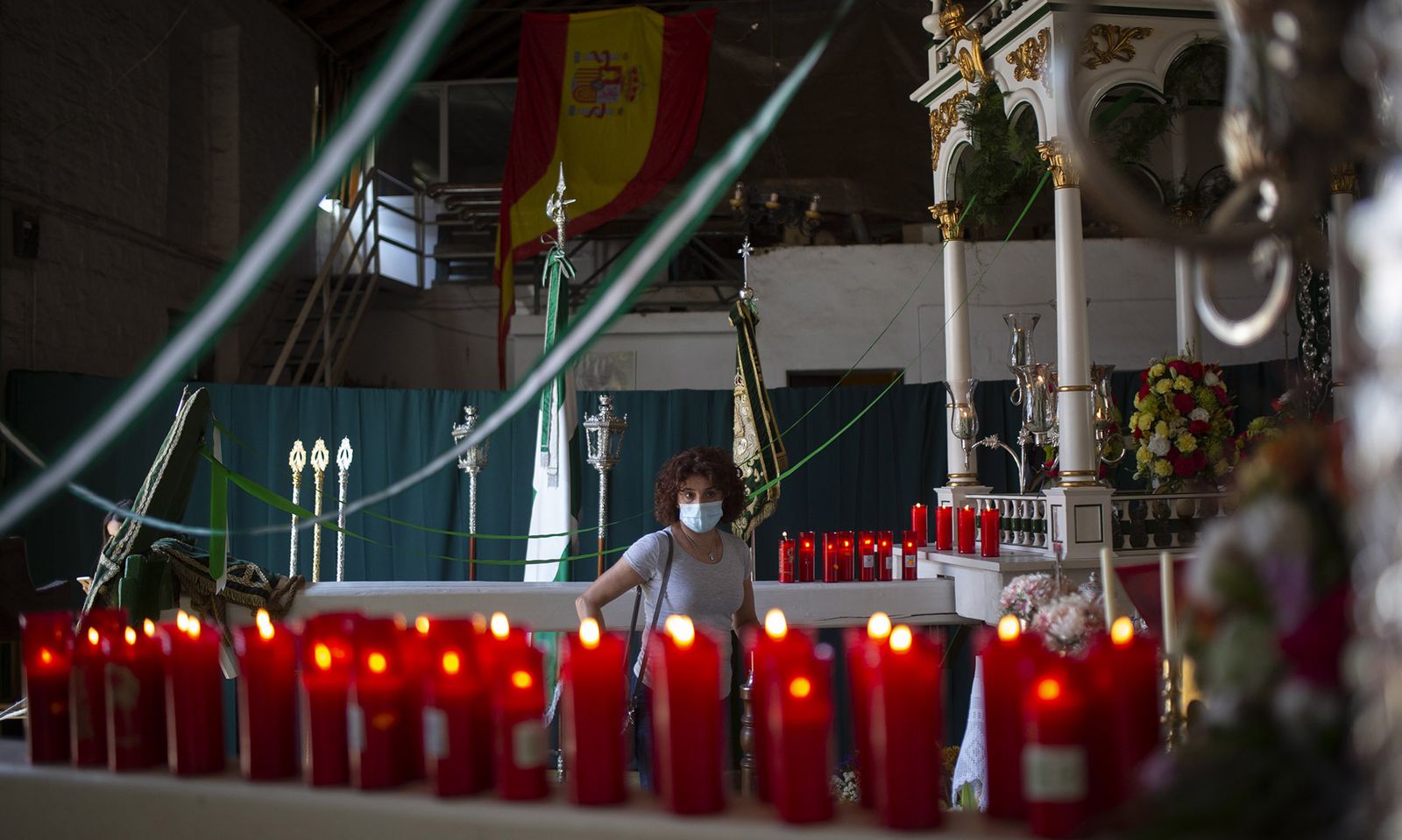 Velas de promesa ante los Simpecados de Pilas.