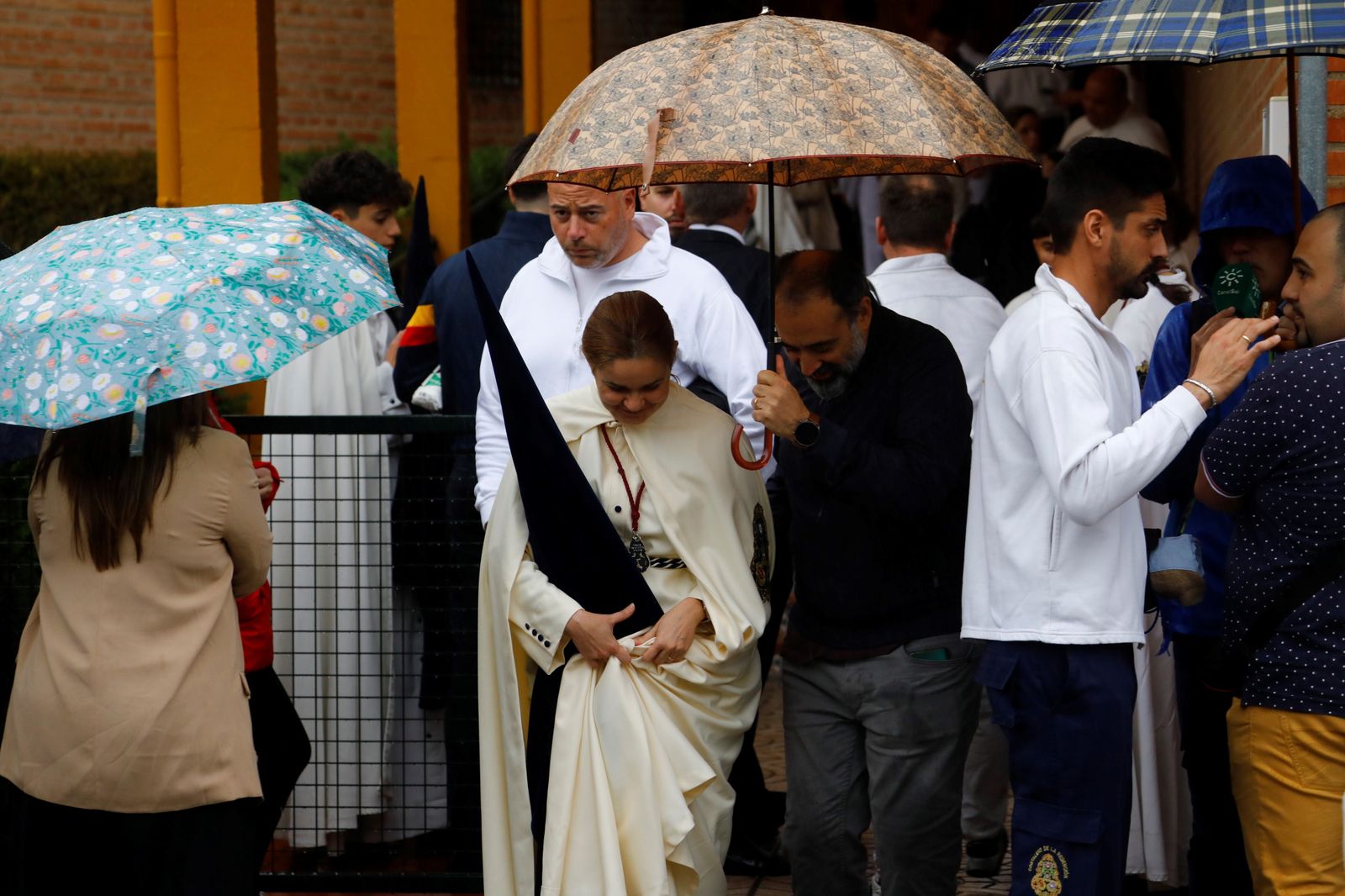 La lluvia frustra la salida de la hermandad de la Estrella el Lunes Santo, en imágenes