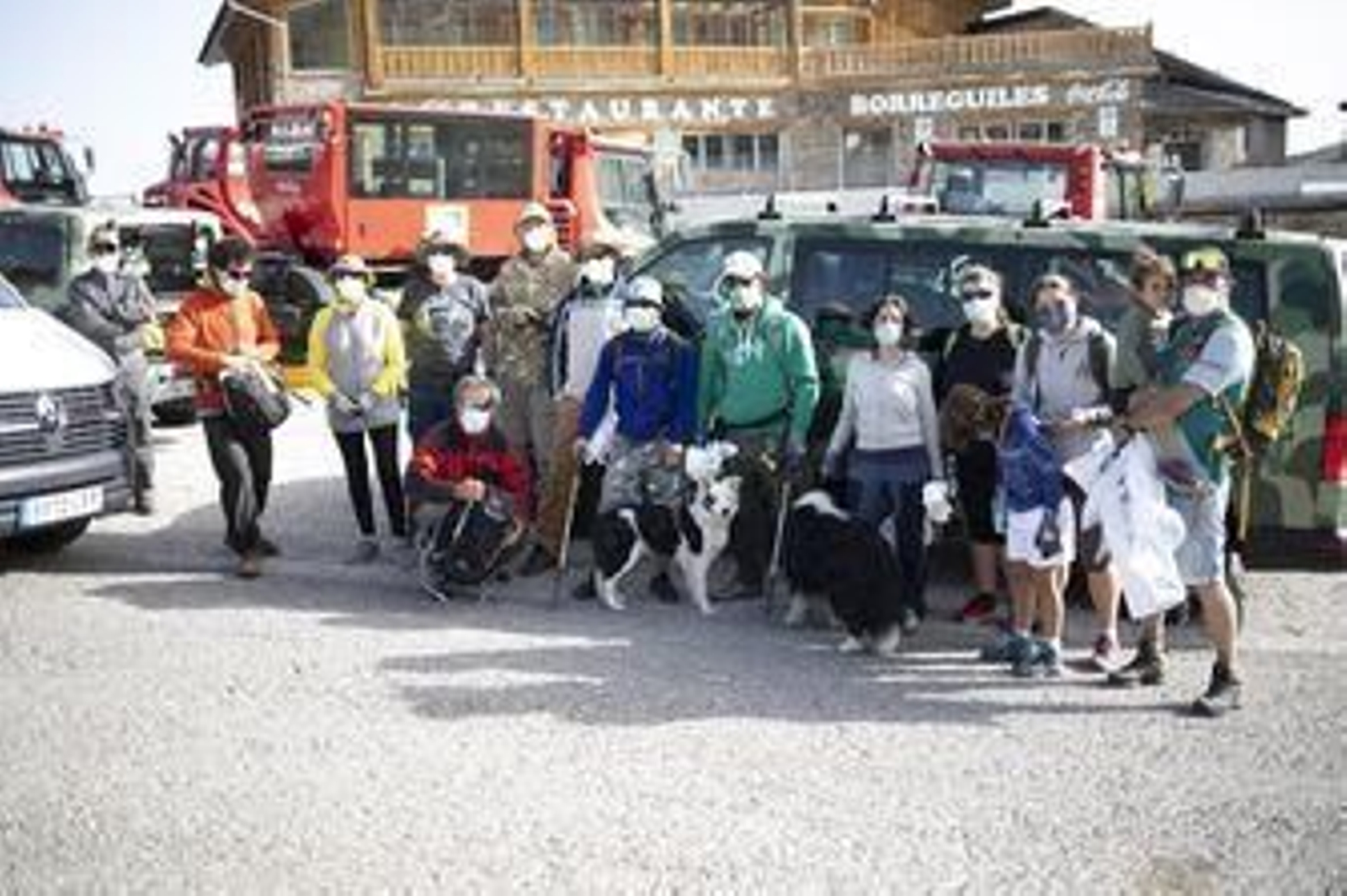 Fotos: así ha sido la jornada de limpieza en las pistas de esquí de Sierra Nevada