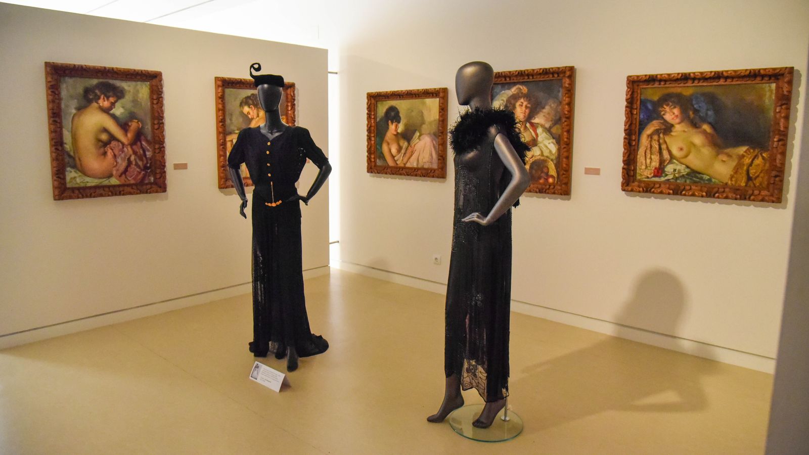 Exposición ' Vísteme: de la Alta Costura al Arte, 90 años de historia de la moda' en el Museo Cruz Herrera