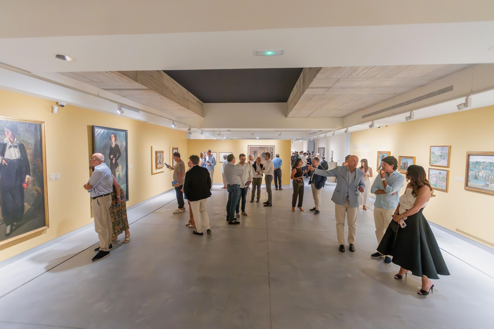 Varios visitantes en la muestra ‘La mujer en la colección Zuloaga. Siete siglos de arte’. Varios visitantes en la muestra ‘La mujer en la colección Zuloaga. Siete siglos de arte’.