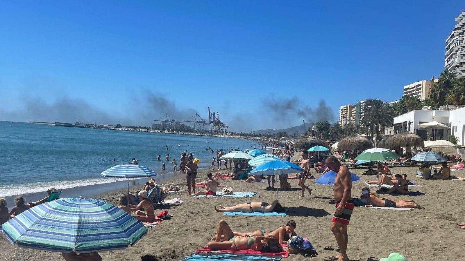 El humo del incendio se divisaba desde la playa de La Malagueta.