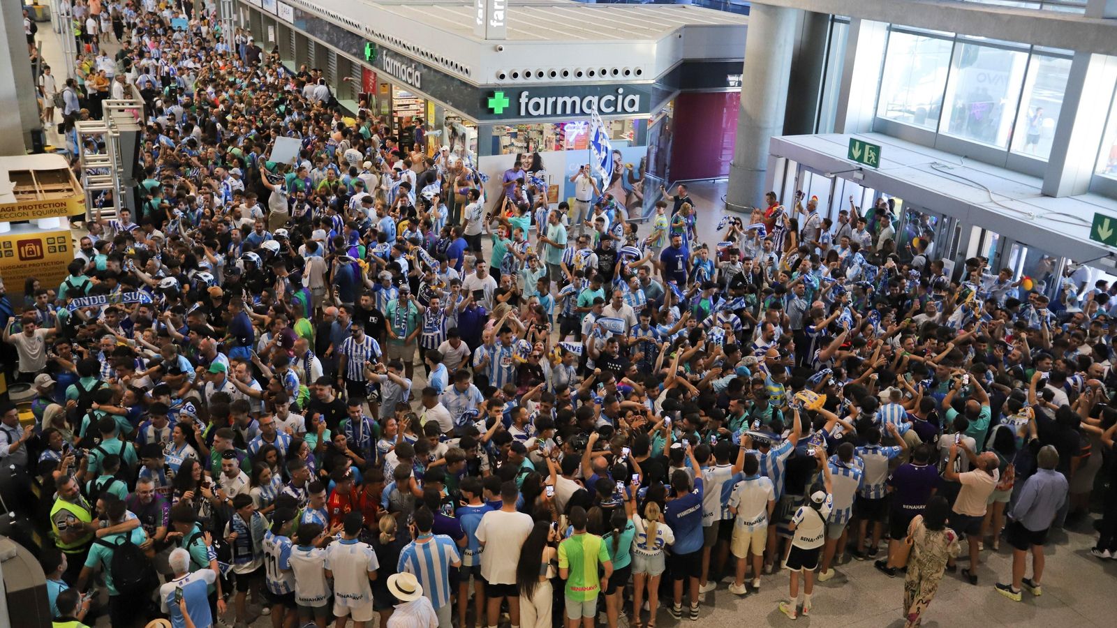 Las fotos de la afición despidiendo al Málaga en el aeropuerto antes de ir a Tarragona