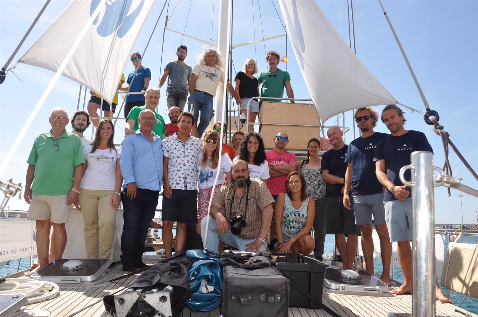Imagen de los tripulantes del velero 'Blue Panda', de la ONG WWF, atracado en Motril