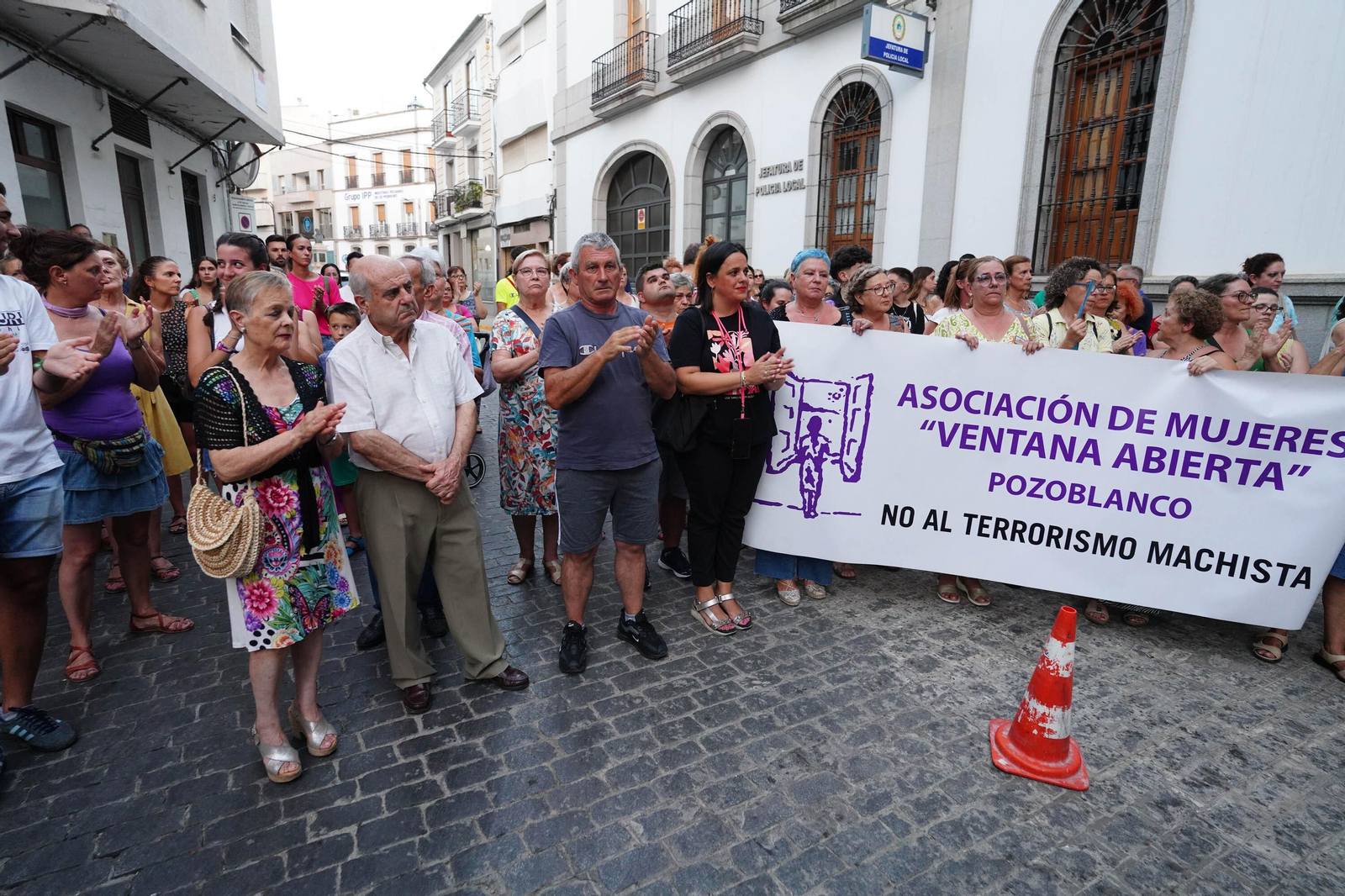 La concentración en repulsa al crimen machista de Pozoblanco, en imágenes