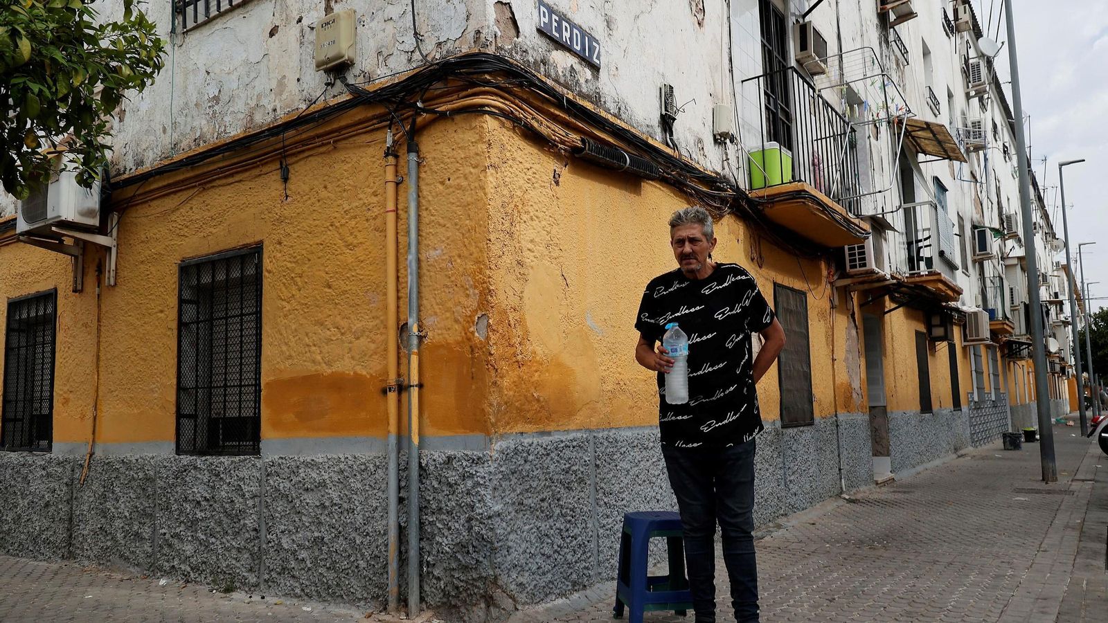 Un vecino bebe agua en la calle Perdiz. Un vecino bebe agua en la calle Perdiz.