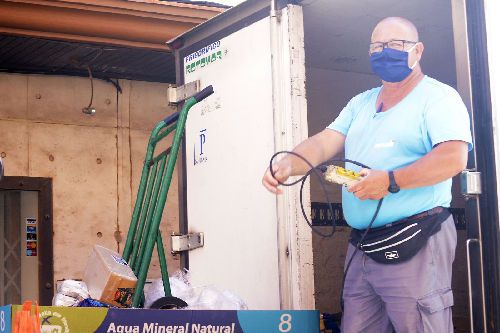 Fotos de gente con mascarillas en La Linea