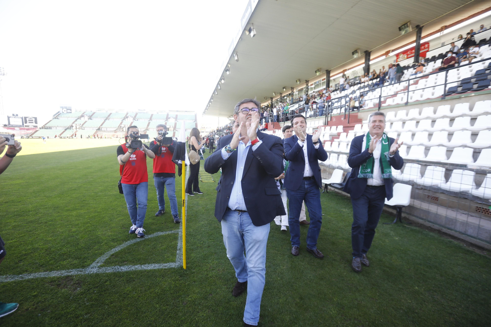 Javier González Calvo, junto al alcalde, José María Bellido, en Mérida antes de celebrar el ascenso.