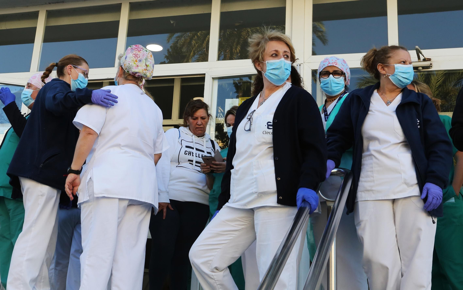 Profesionales del hospital en la concentración del pasado domingo por la muerte por coronavirus de un trabajador.