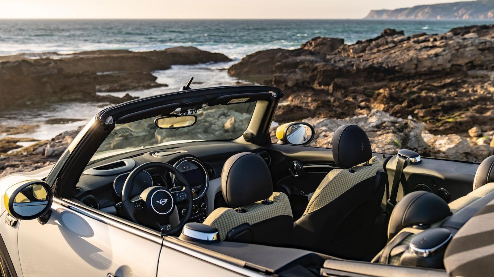 El sistema eléctrico no inhabilita la disponibilidad de cuatro plazas ni tampoco el espacio del maletero.