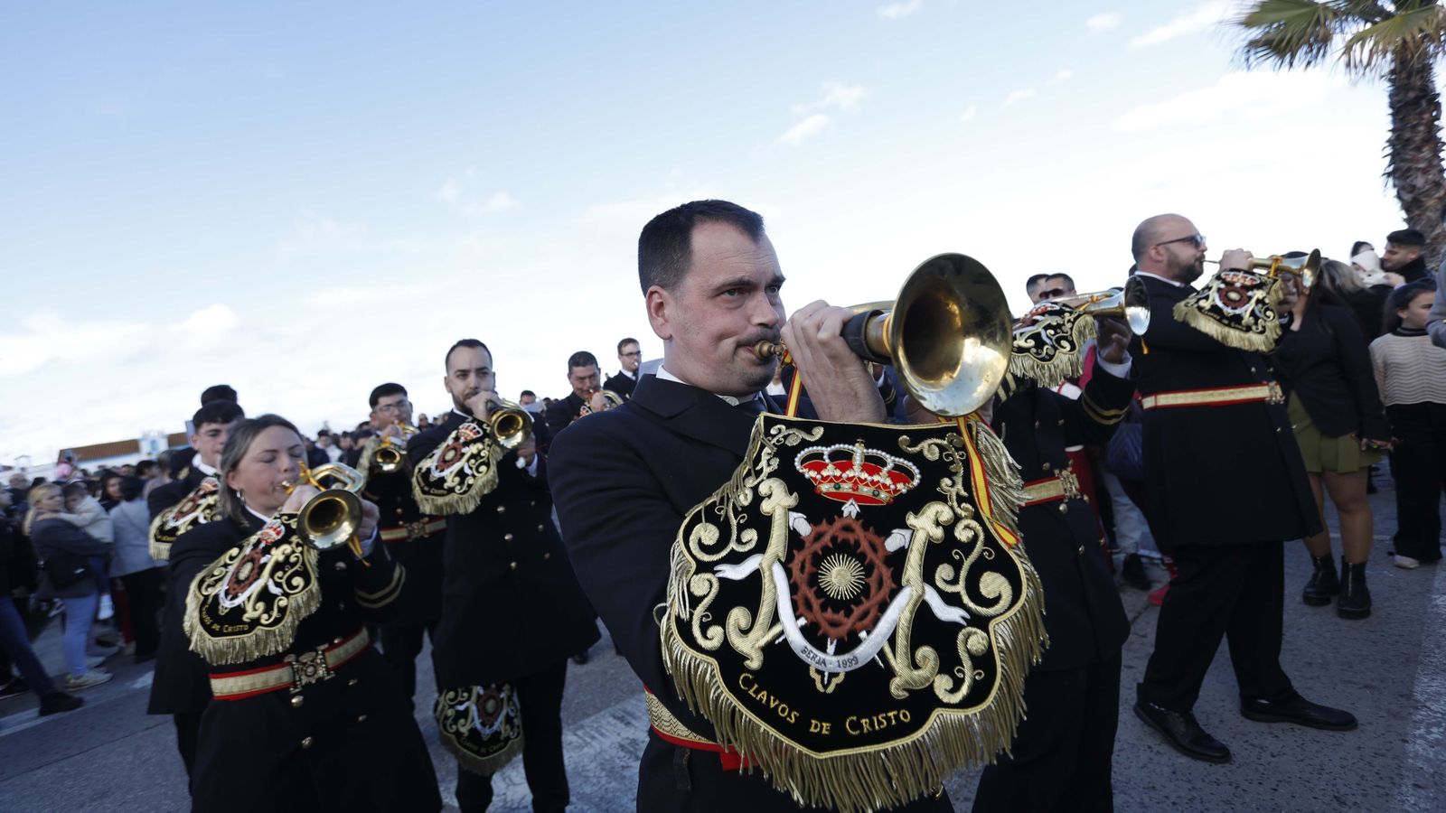 Fotos del Viernes Santo en La Línea: Cristo del Mar y Luz y Esperanza Nuestra, Soledad y Santo Entierro, Cristo del Amor y Misericordia y Amargura.