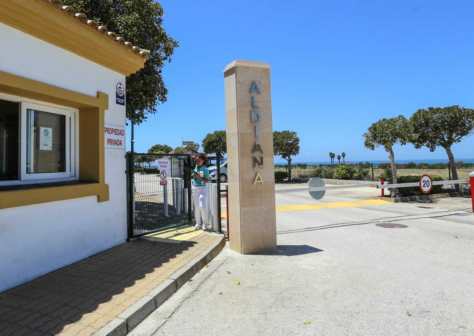 Entrada peatonal del hotel Aldiana que hasta ahora era utilizada para acceder a la playa y que ha sido clausurada por el establecimiento.