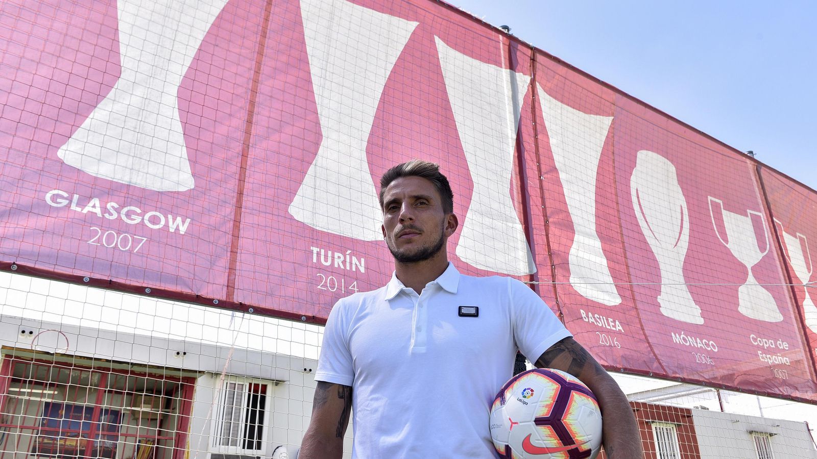 Carriço posa ante la silueta de las tres Europa Leagues que ganó.