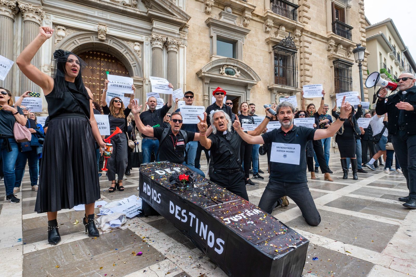 Funcionarios escenifican el "entierro de la justicia" a las puertas del TSJA.