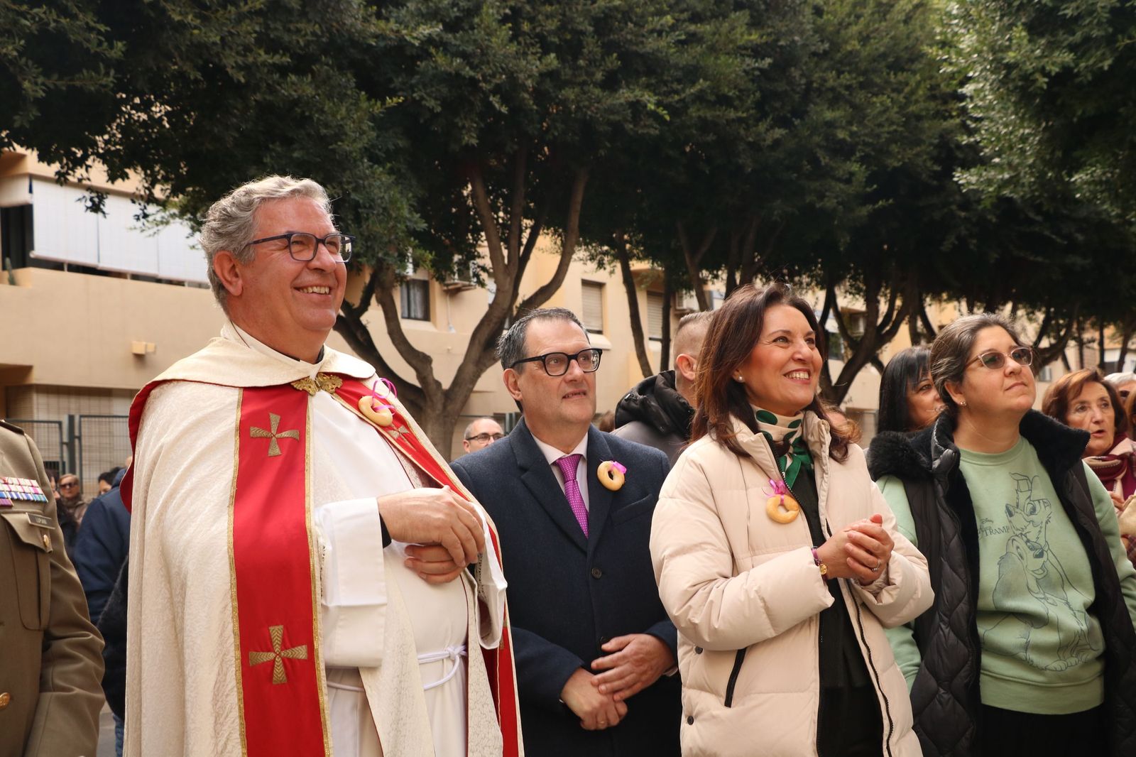 Así ha sido la bendición de las mascotas y la subasta de 'rabicos' en el casco histórico de Almería