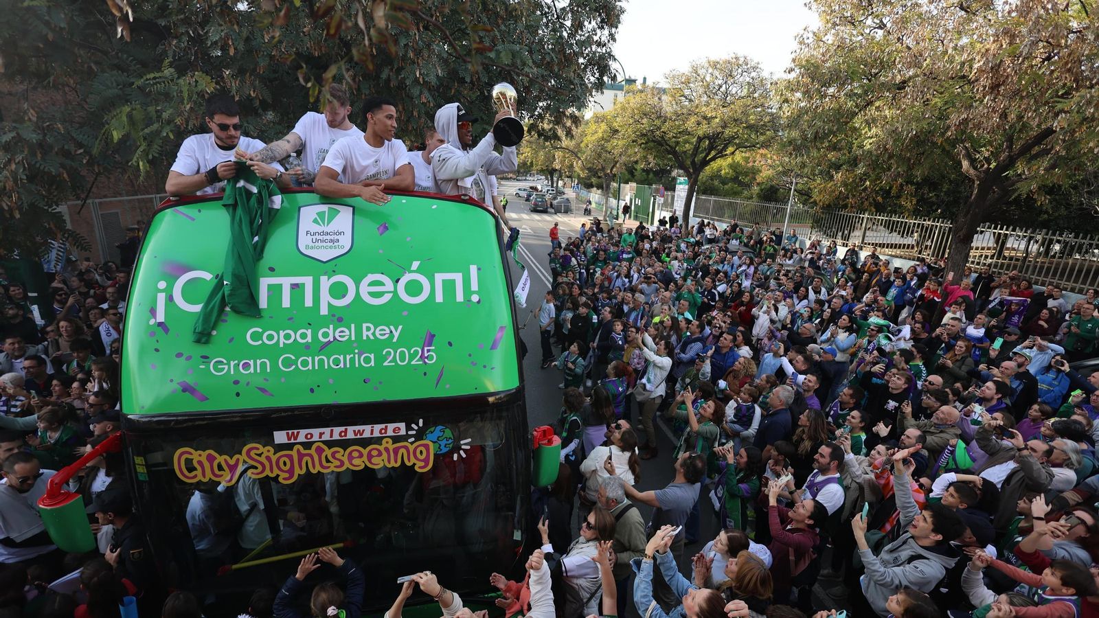 El Unicaja sobre el autobús de la rúa