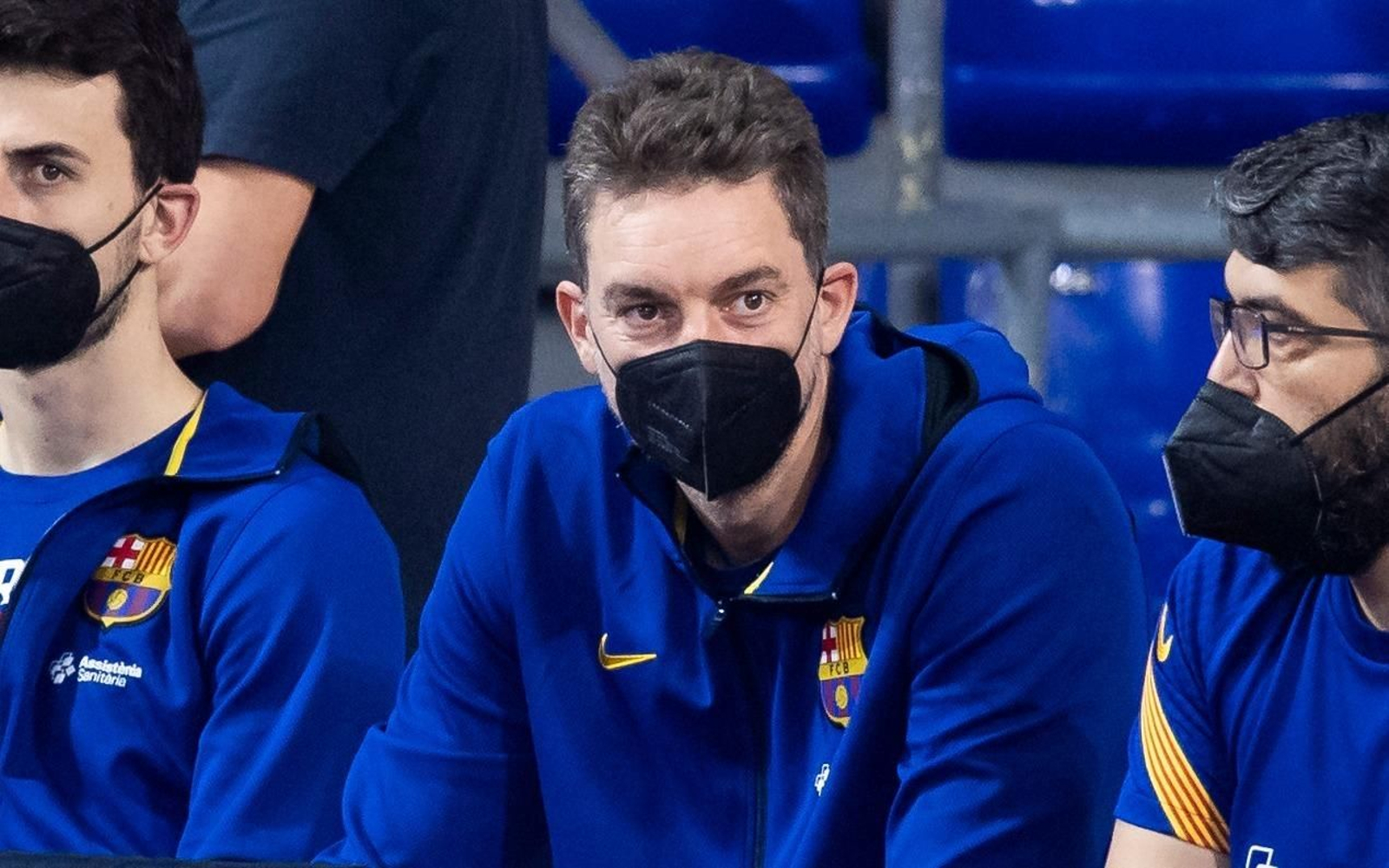 Pau Gasol, en el banquillo del Barcelona.
