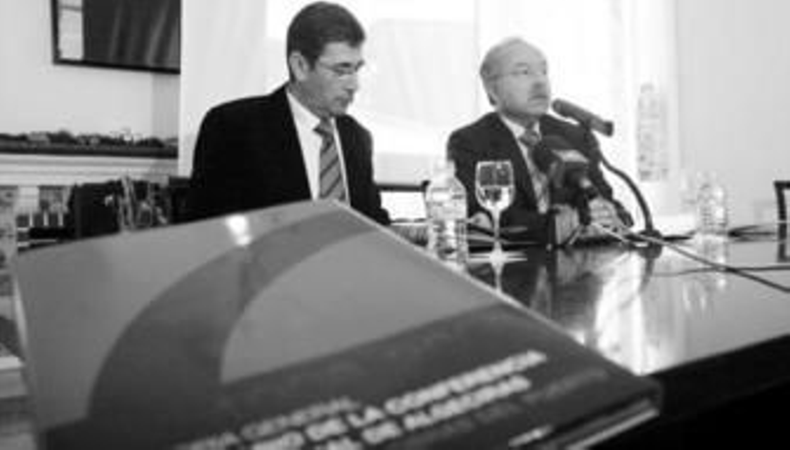 Tomás Herrera y Manuel Morón, durante la presentación de la memoria y del dvd de la conmemoración del Centenario.