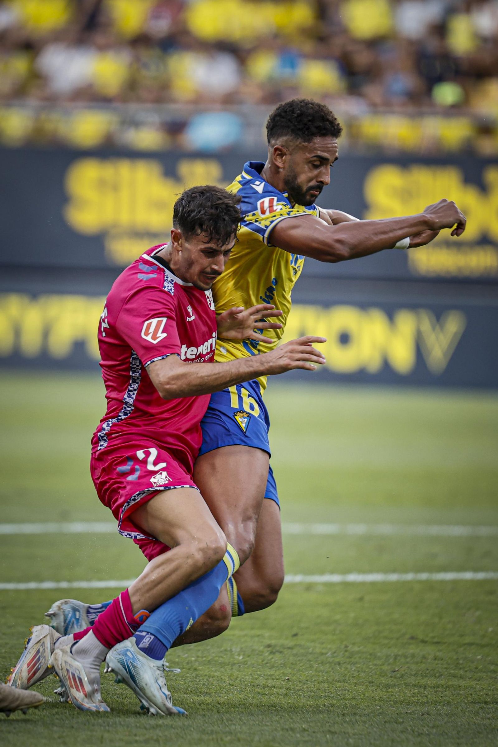 Búscate entre las fotos del partido de fútbol Cádiz CF - CD Tenerife de la Liga Hypermotion