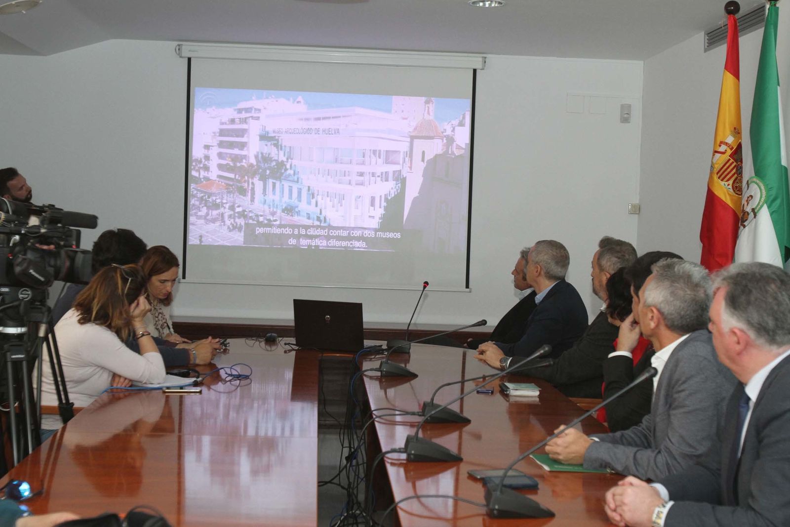 El consejero de Cultura, Miguel Ángel Vázquez, presenta el proyecto de rehabilitación del Banco de España como sede del Museo Arqueológico de Huelva.