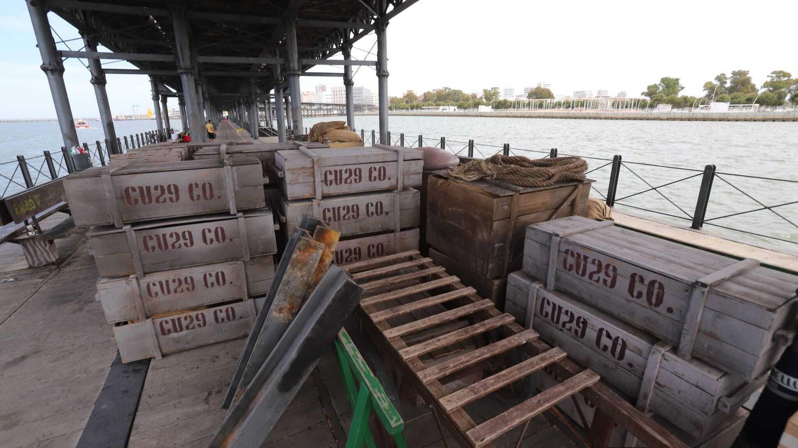 Preparativos para el rodaje de la serie en el Muelle de la Rio Tinto