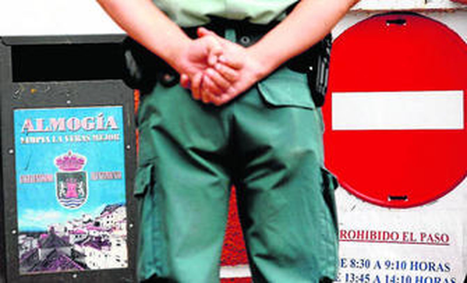 Un guardia civil durante el registro del Ayuntamiento de Almogía el pasado mes de octubre.