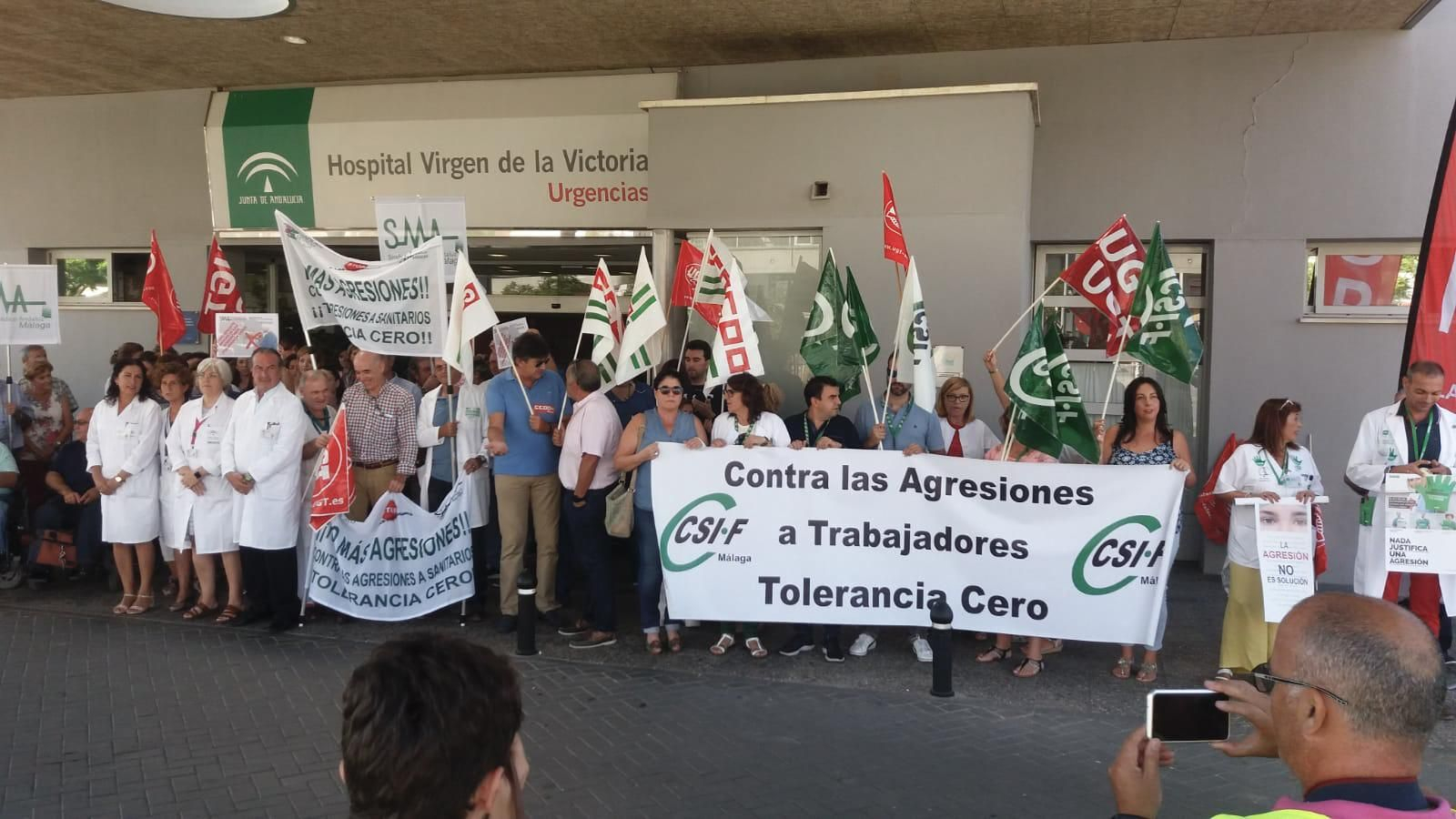 Una concentración en el Cínico contra las agresiones a profesionales de la sanidad en una imagen de archivo.