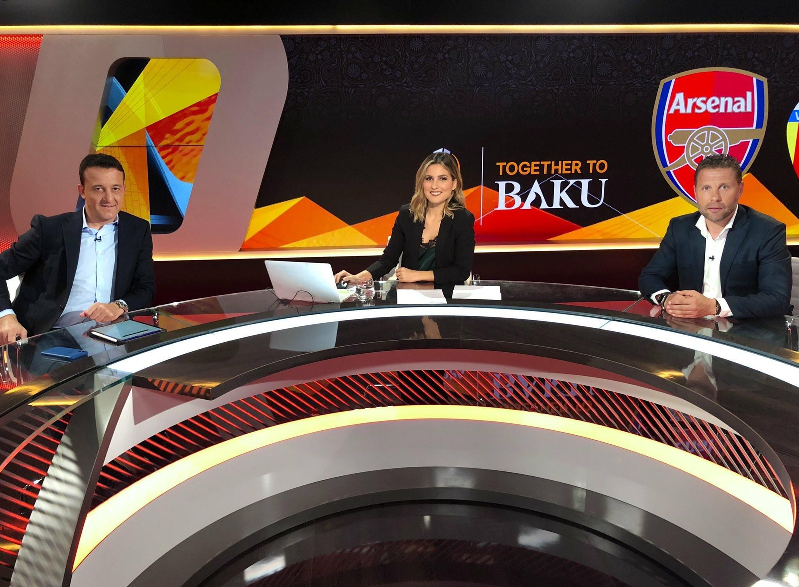 Danae Boronaet, presentadora de Movistar+, junto a Cesar Sánchez a la izquierda y Curro Torres a la derecha.