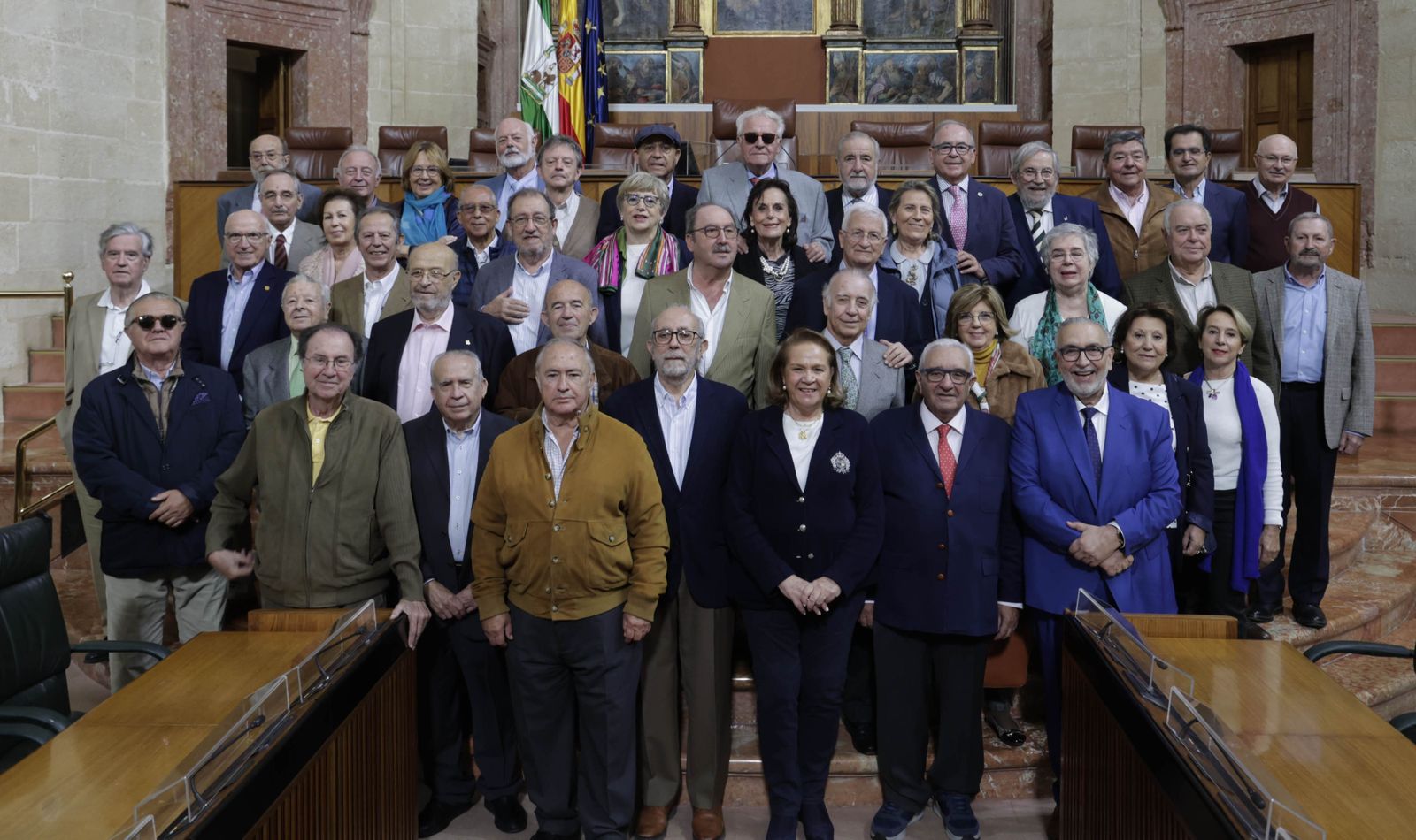Foto de familia de los asistentes al acto de las 'bodas de oro' de la última promoción de médicos que se formaron en el Hospital de las Cinco Llagas, ahora sede del Parlamento andaluz.