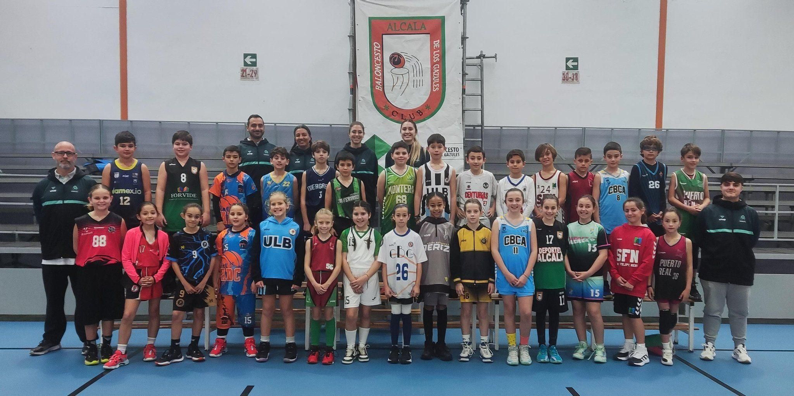 Las dos selecciones preminis, tras un entrenamiento