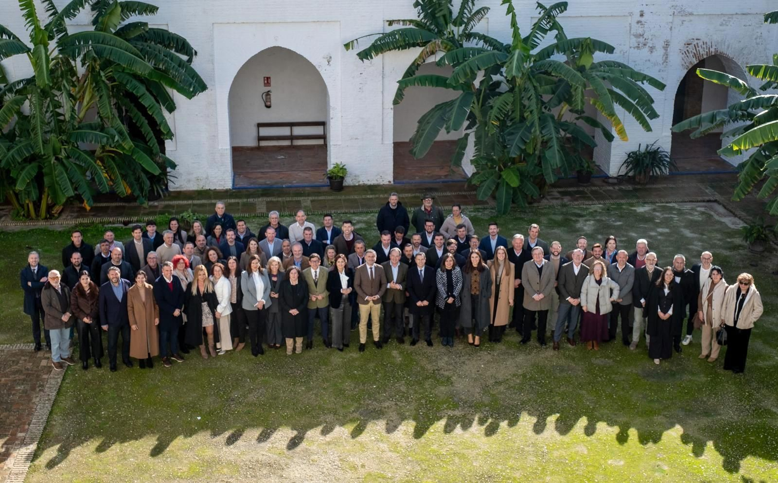 Foto de familia en el Consejo de Alcaldías, celebrado en el convento Santa Clara en Moguer.