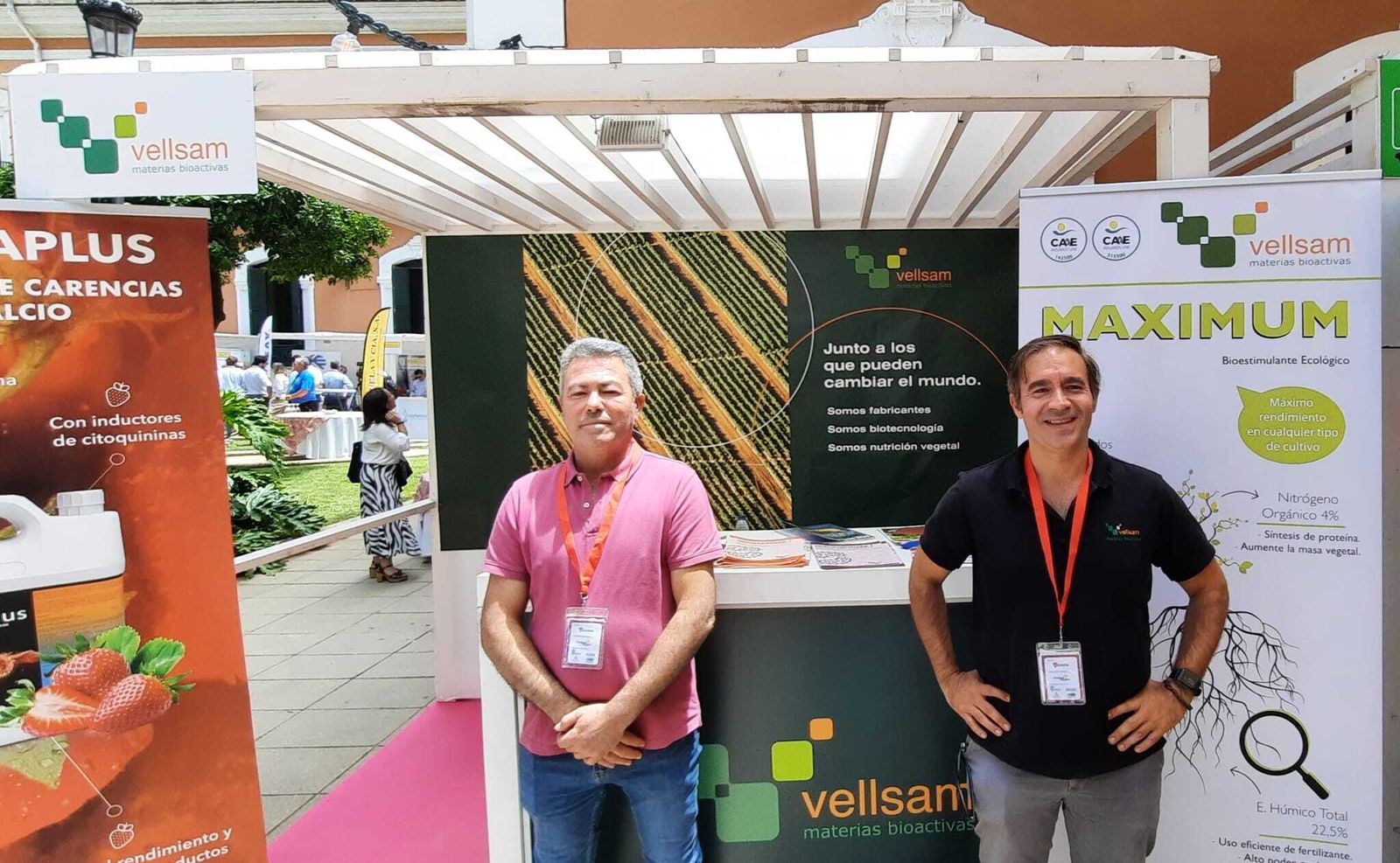 Más de medio centenar de empresas participan en el Congreso de Frutos Rojos