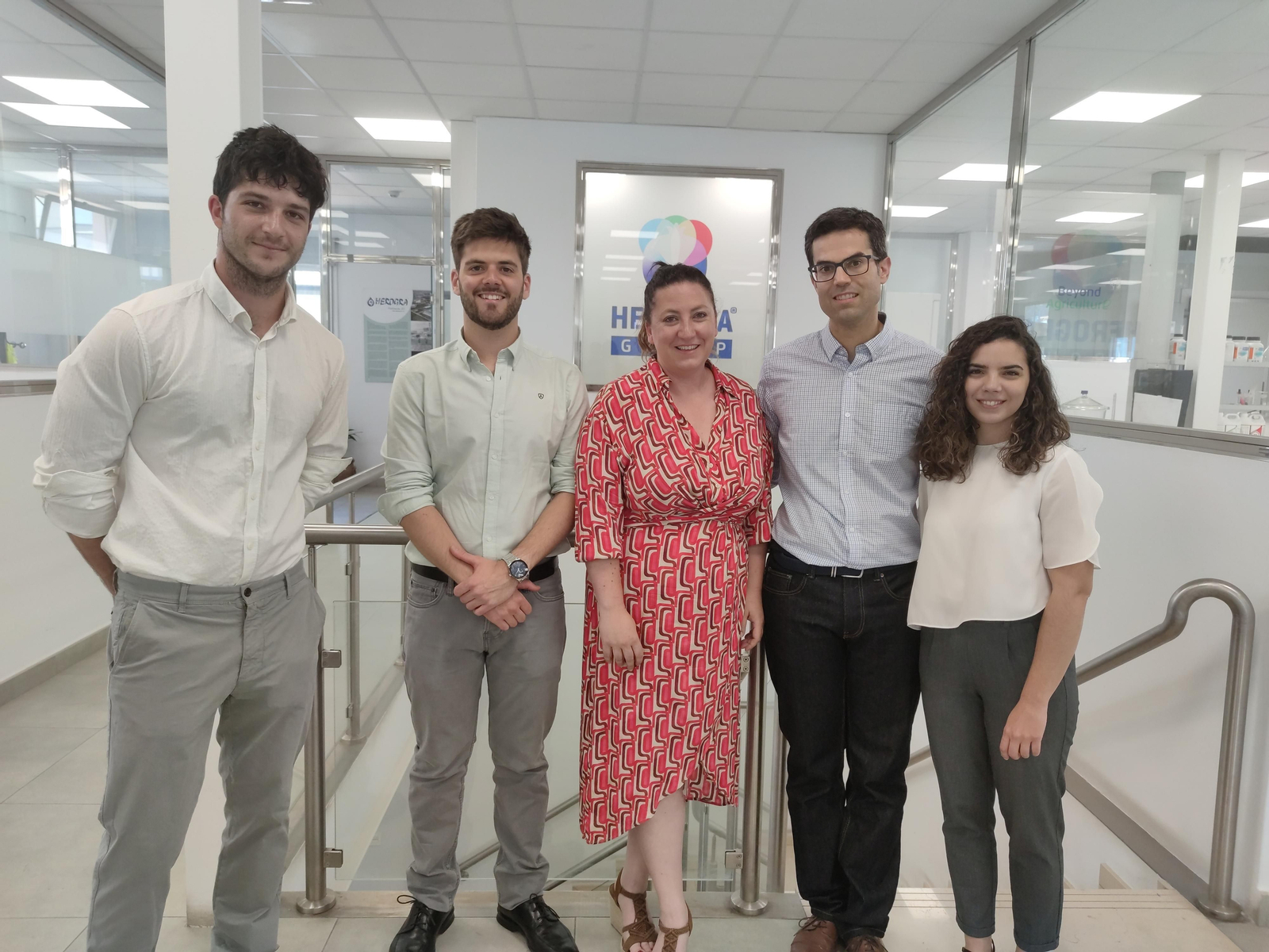 El proyecto tiene como objetivo estudiar la germinación y crecimiento de una planta bajo la gravedad lunar.