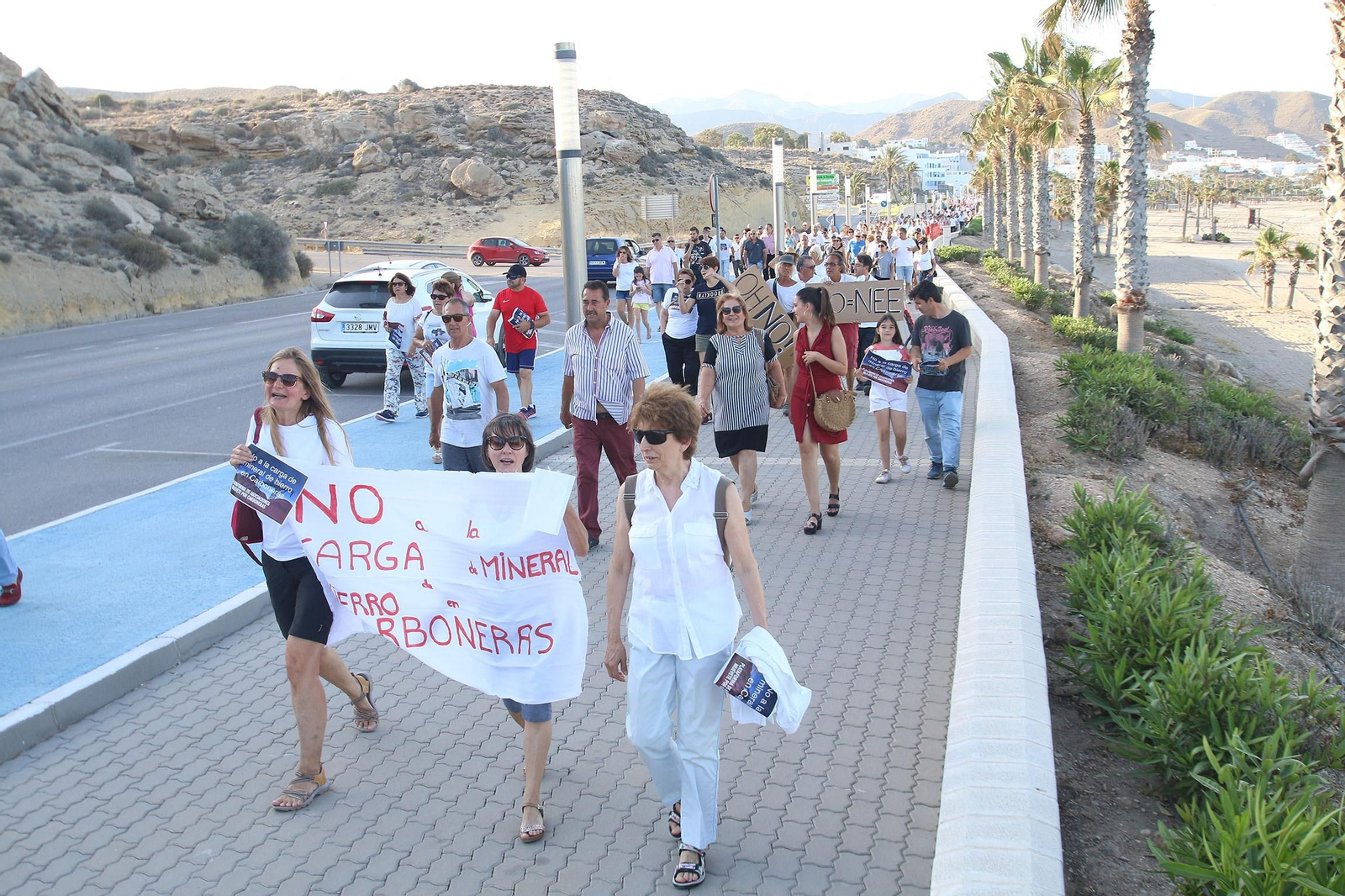 Fotogalería de la marcha contra la carga de mineral de hierro en Carboneras
