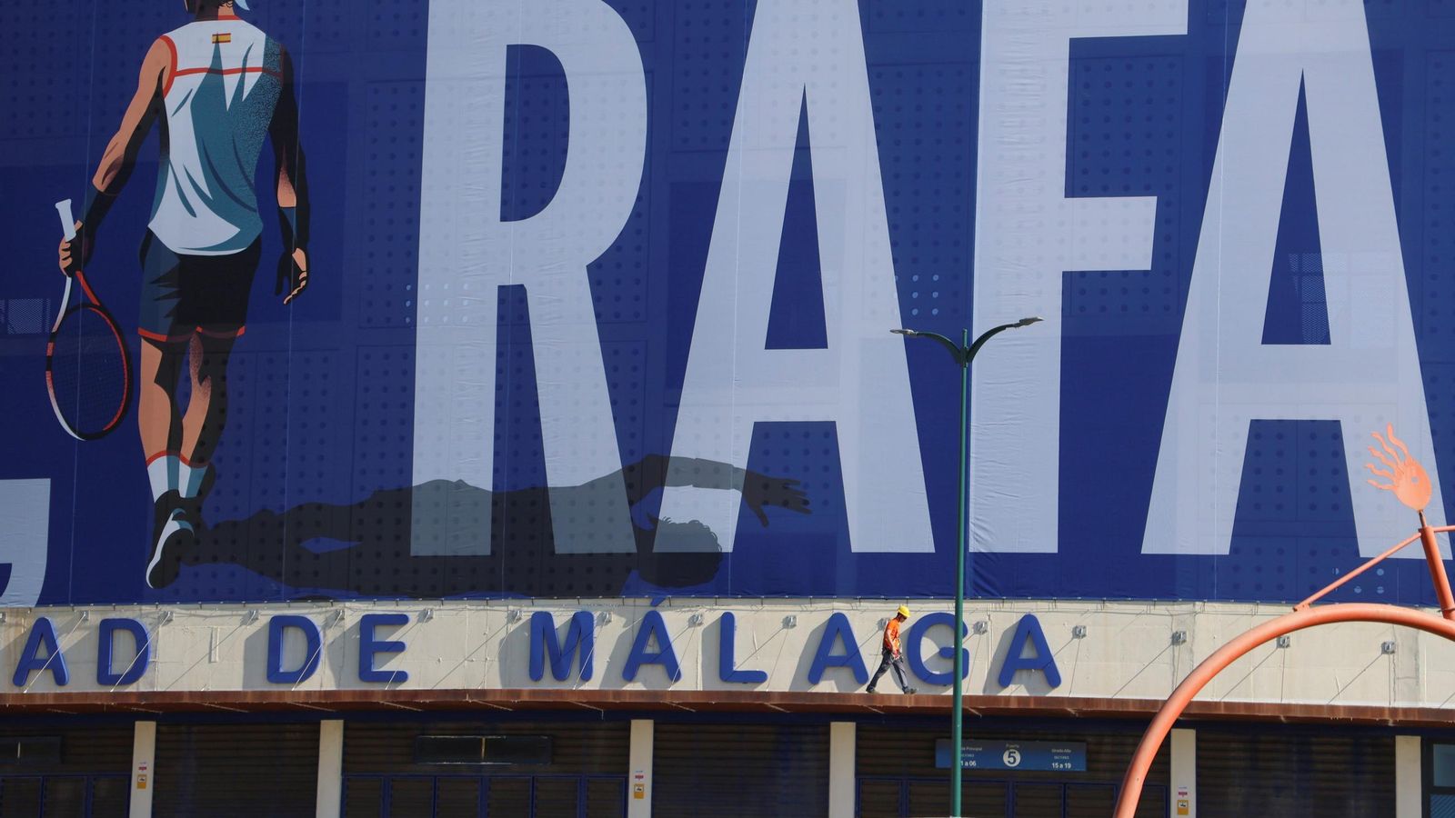 La pancarta de homenaje a Rafa Nadal en el Ciudad de Málaga, en imágenes