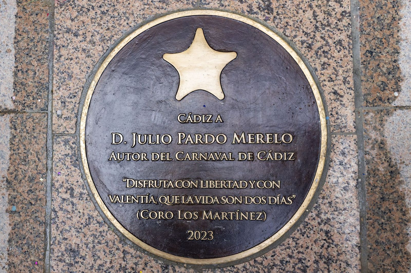 Las imágenes del acto de descubrimiento de la estrella dedicada a Julio Pardo en el Paseo de la Fama del Carnaval de Cádiz