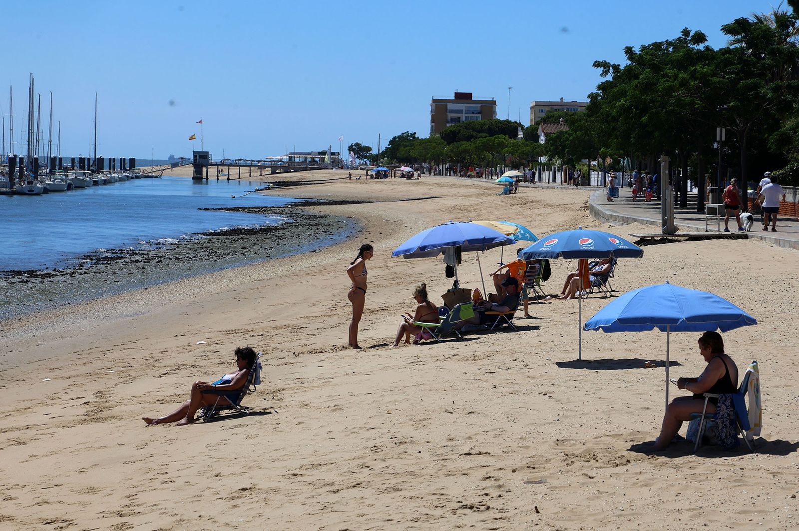 Imágenes veraniegas en Punta Umbría y en las playas de El Portil y La Bota