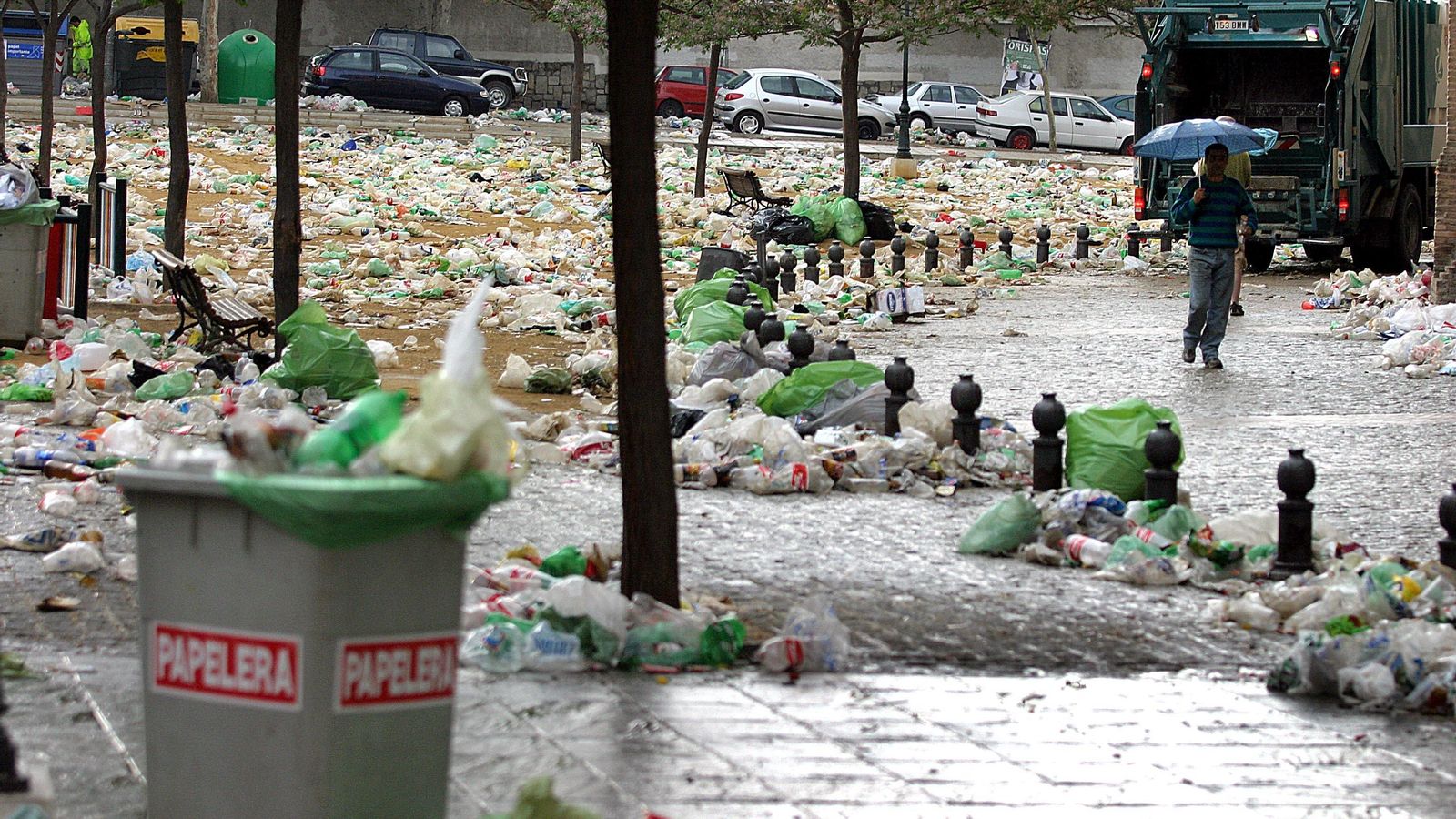 Basura tras el botellón en Plaza de Toros, 2005