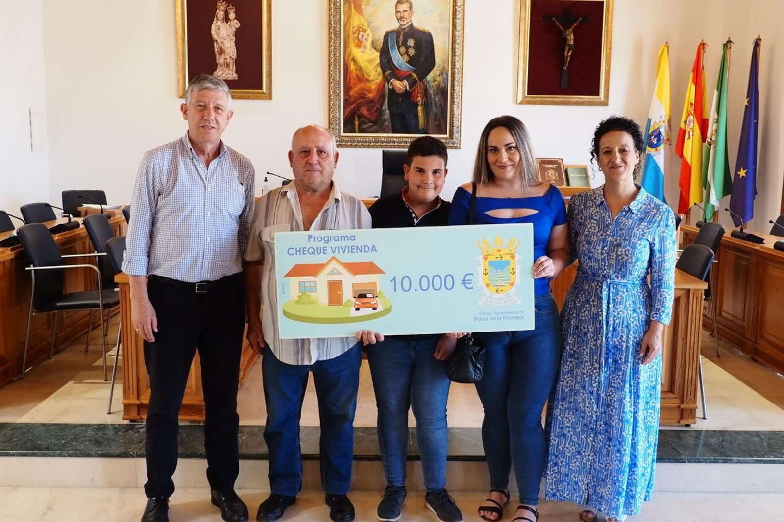 Entrega del cheque vivienda a una pareja en Palos de la Frontera.