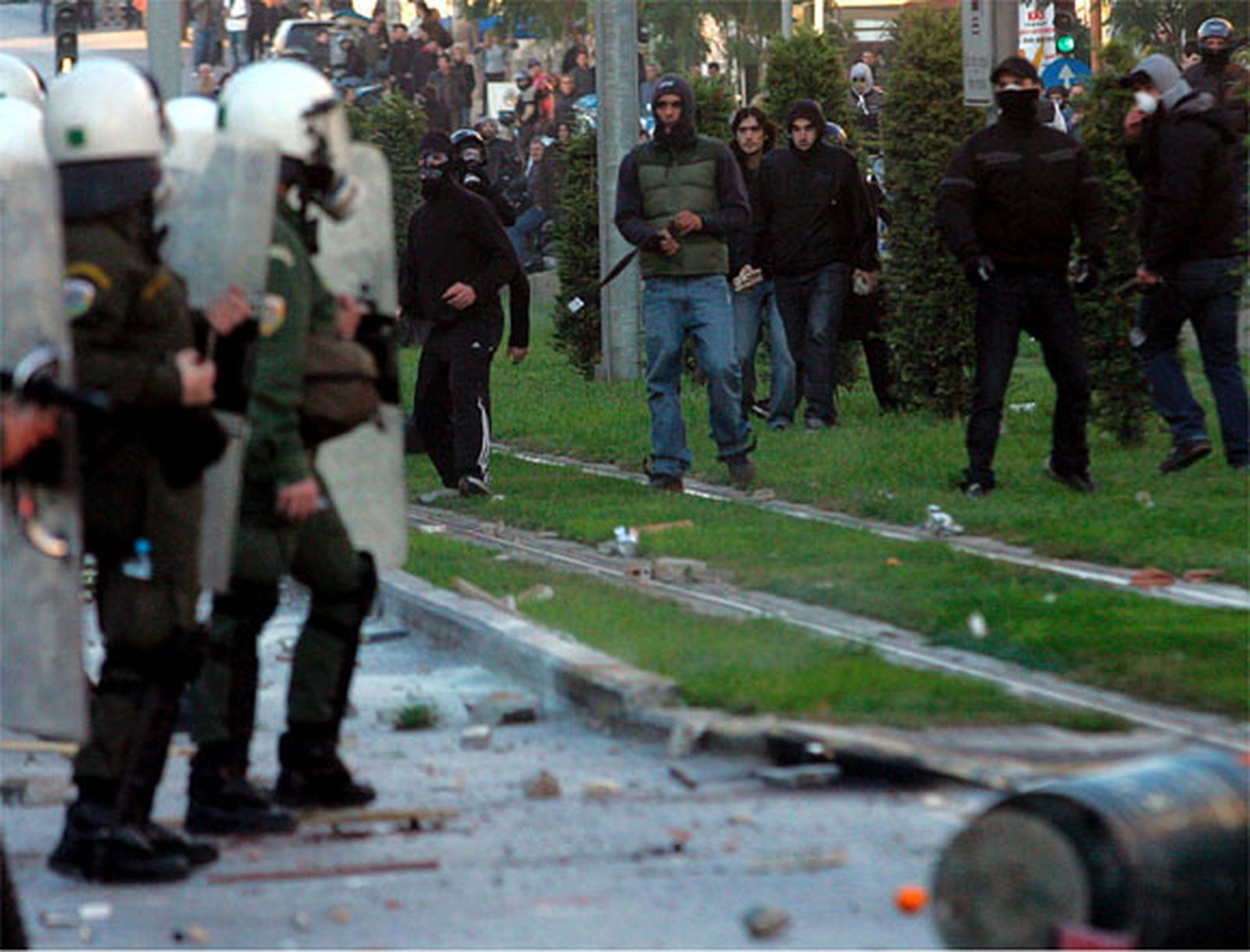 Los sindicatos desoyen a Caramanlis y mantienen la huelga general pese a la ola de disturbios