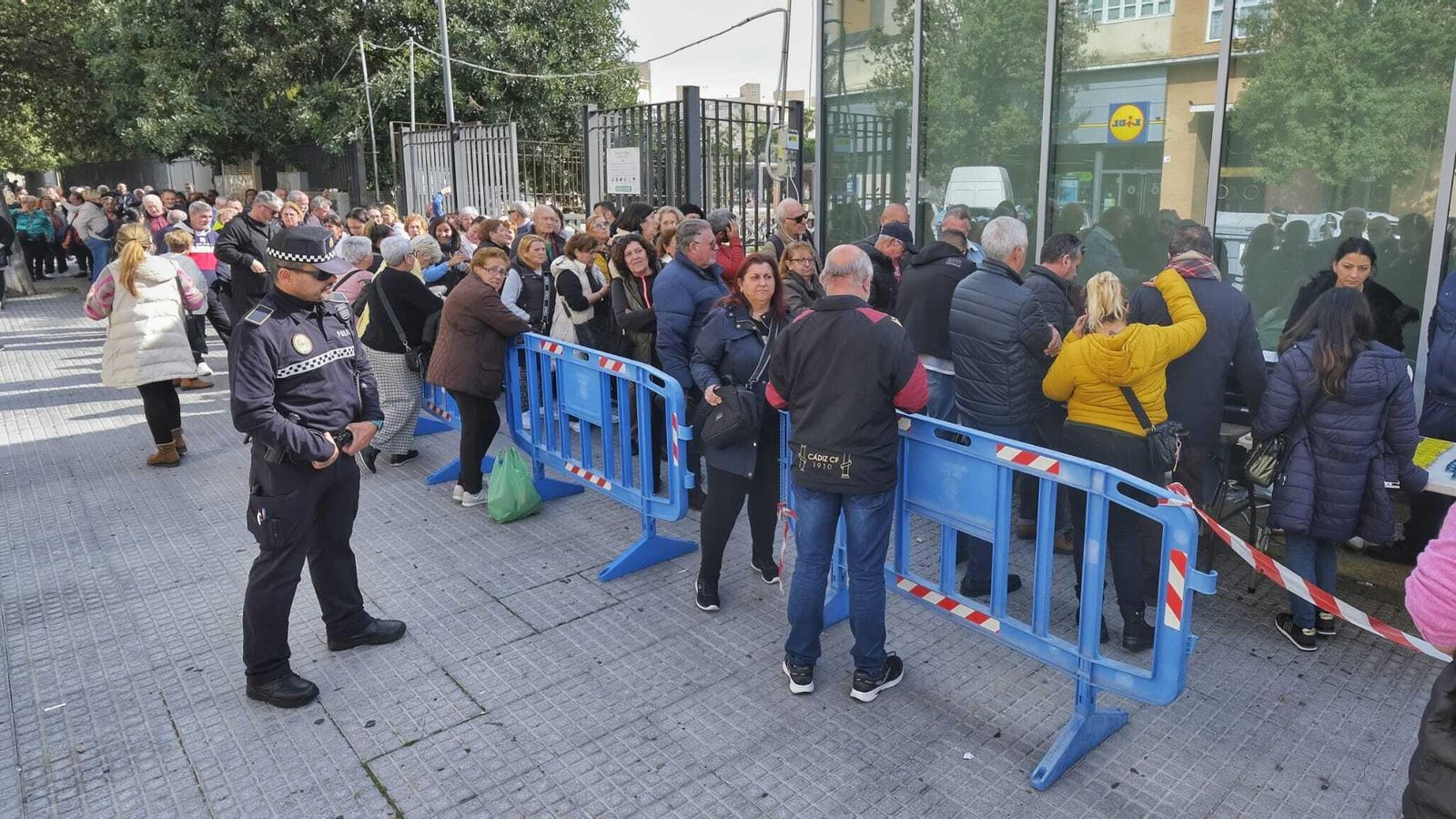 La cola que seguía esperando adquirir sillas para la Cabalgata.