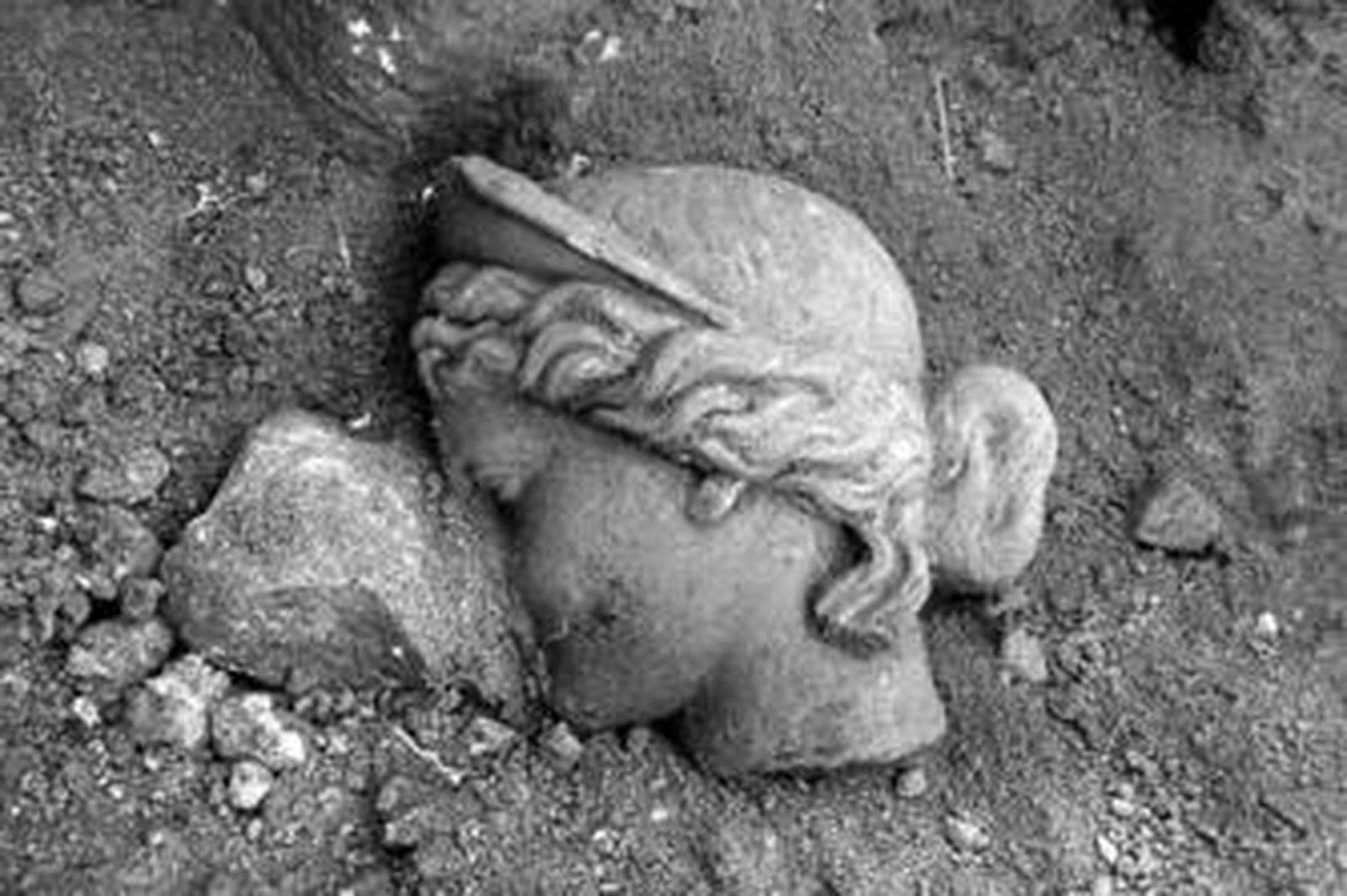 Imagen de la escultura, realizada en mármol blanco y encontrada en la calle Siete Revueltas de Santiponce.