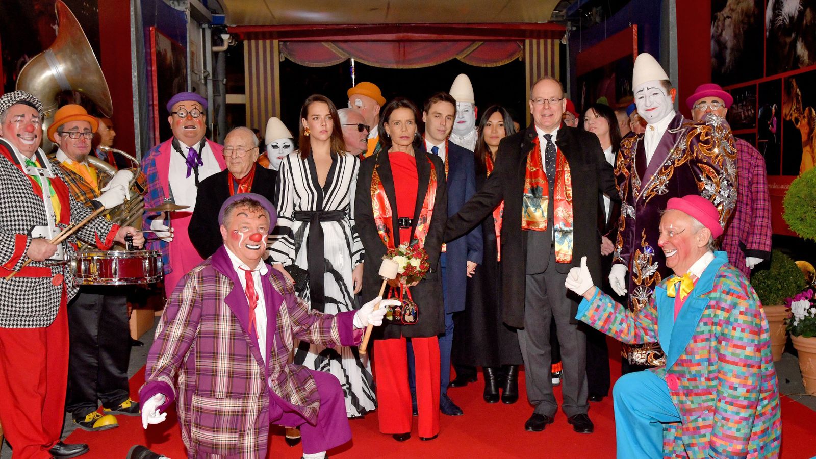 Foto de familia de los Grimaldi, con los miembros del circo.
