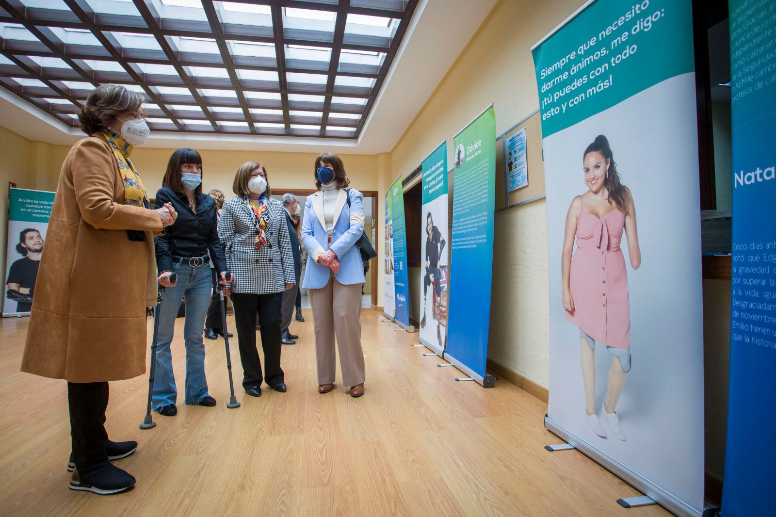 Imagen de la inauguración de la exposición en el Colegio de Médicos de Cádiz.