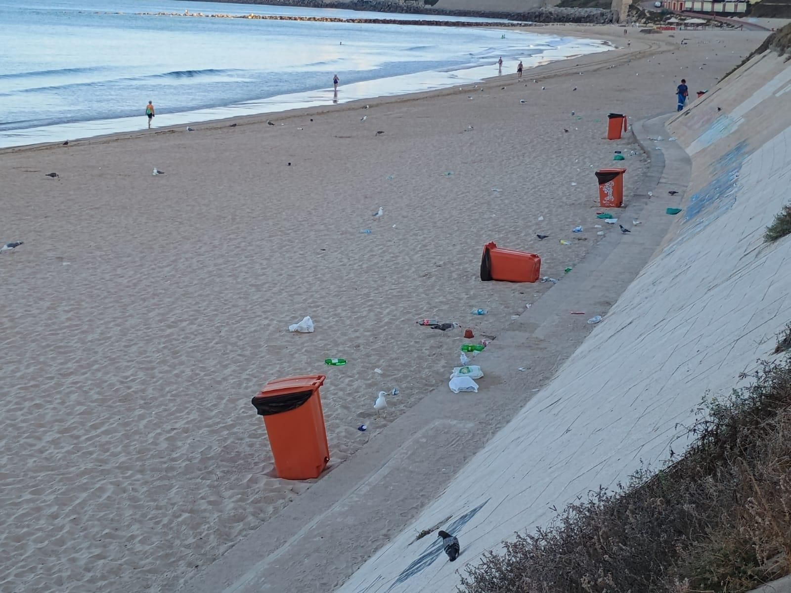 Aspecto de la playa de Santa María del Mar este domingo por la mañana.