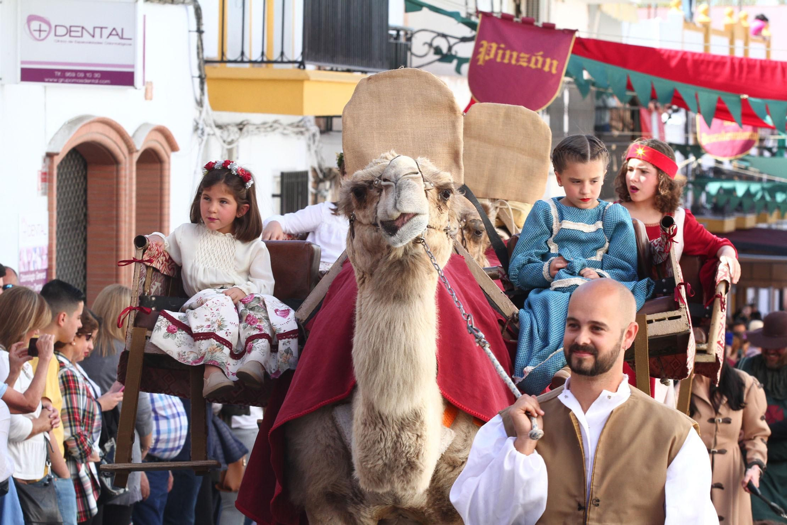 Imágenes del desfile de la XIX Feria Medieval del Descubrimiento, en Palos de la Frontera