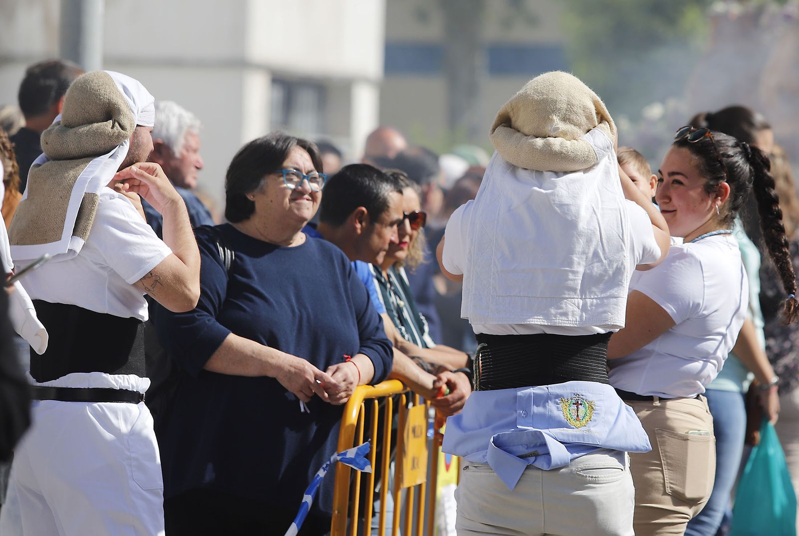 El Resucitado procesiona por el barrio de la Hispanidad de Huelva
